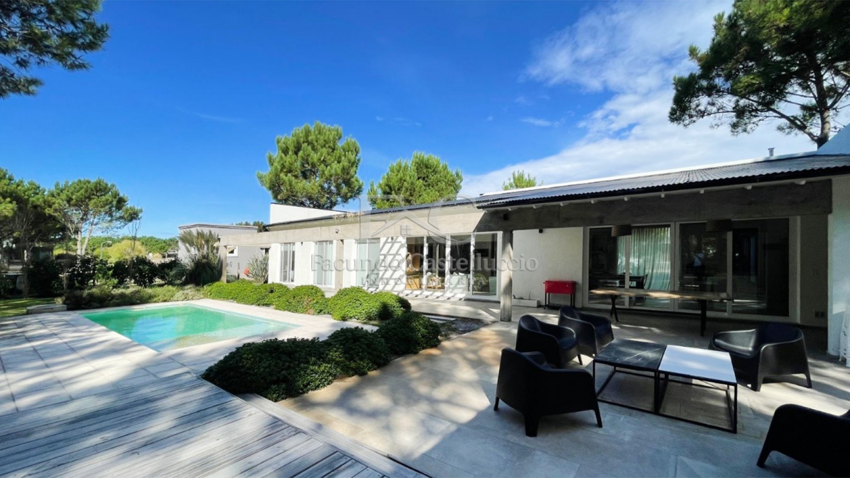 Casa en alquiler Pinamar La Herradura Con Pileta