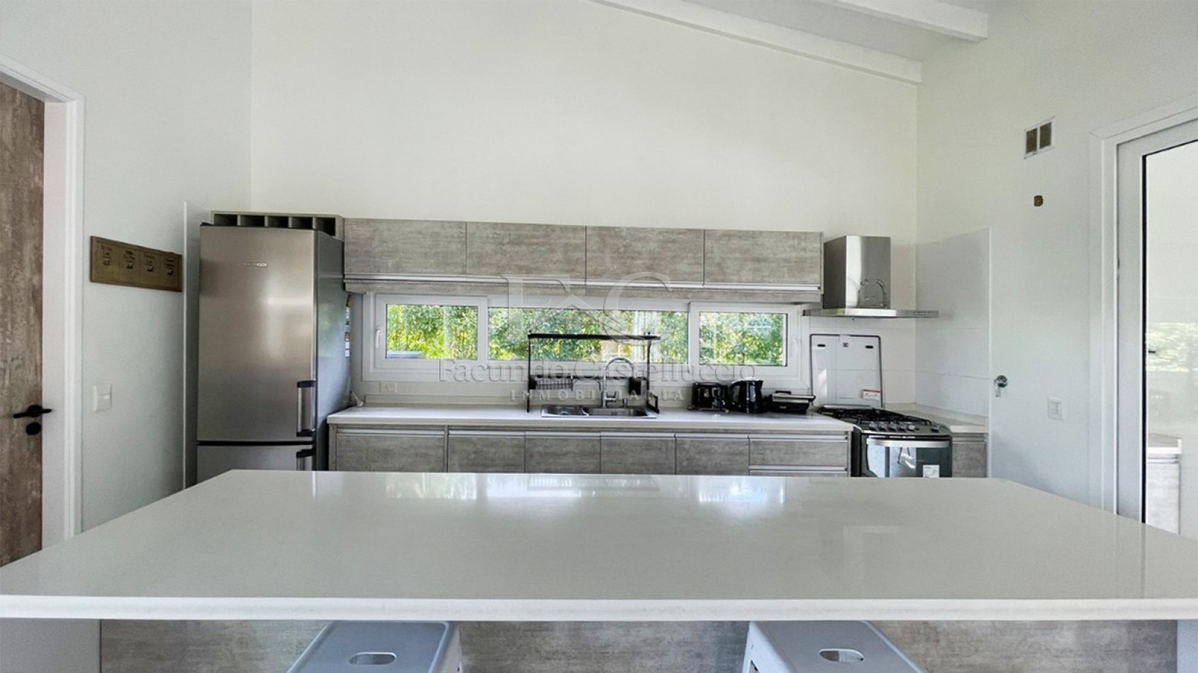 Casa en alquiler Pinamar La Herradura Con Pileta