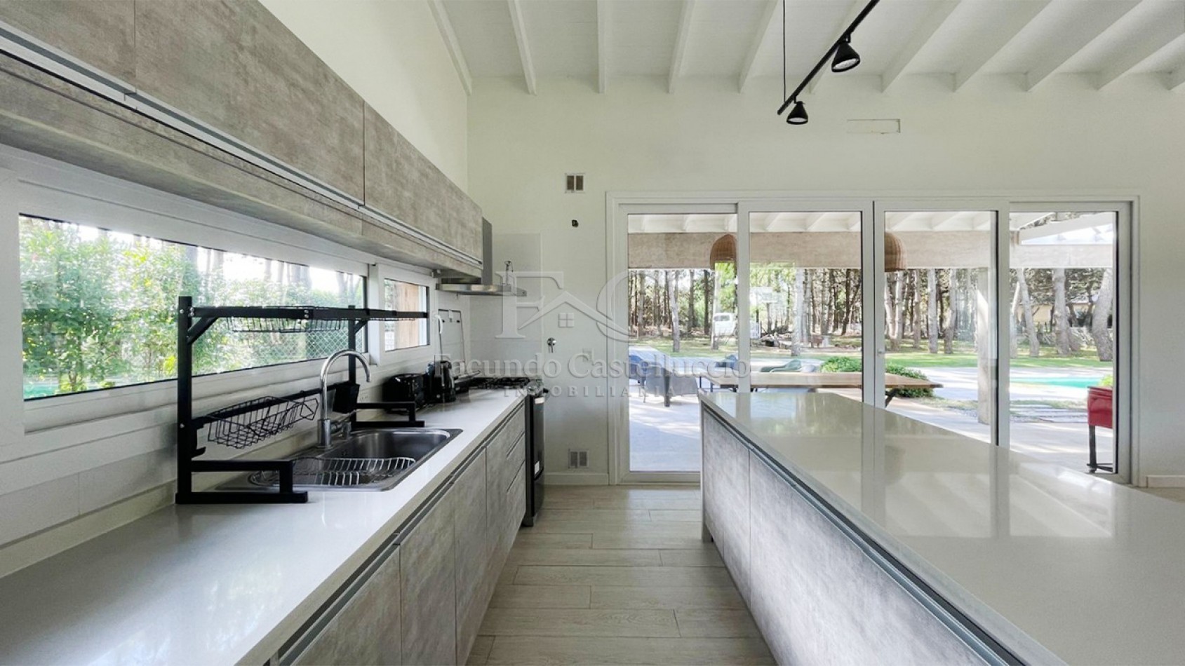 Casa en alquiler Pinamar La Herradura Con Pileta