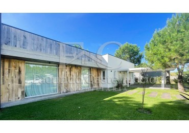 Casa en alquiler Pinamar La Herradura Con Pileta